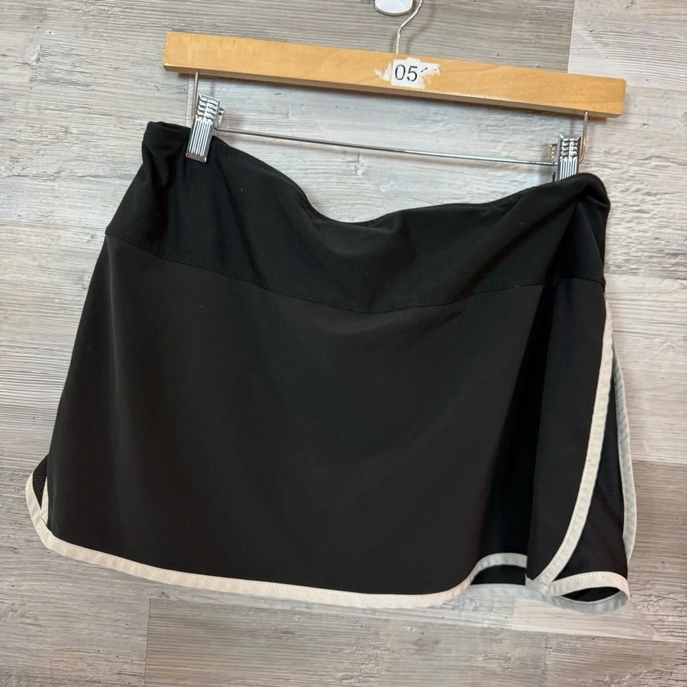 Nike Fit Dry Black Athletic Skort with White Trim - Size L